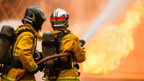 Veliki požar u Batajnici: Povređene četiri osobe, među njima i vatrogasac, poznato šta se zapalilo