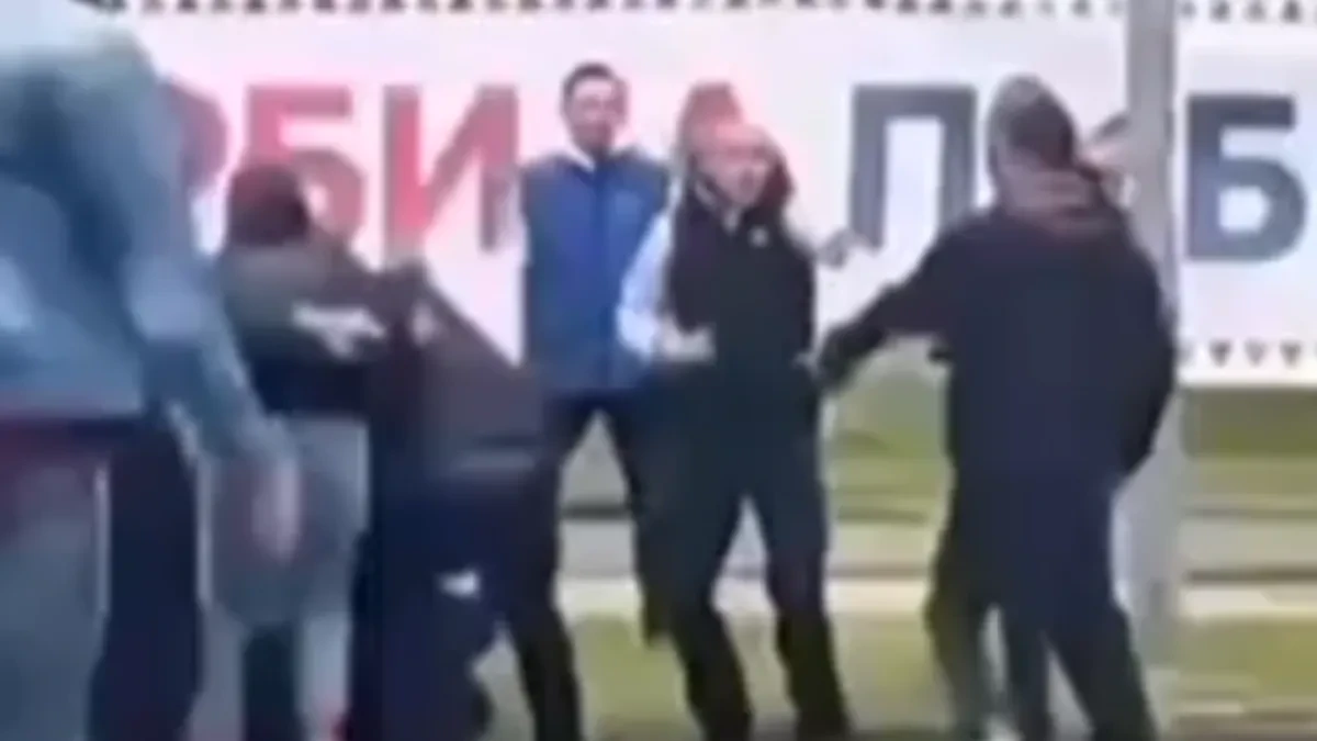 Opšta makljaža: Blokaderi nasrnuli na članove SNS u Novom Sadu (VIDEO)