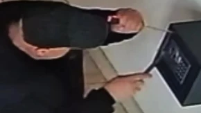 Objavljen snimak krađe u džamiji: Lopov bos obija sef i odnosi novac od priloga, javnost zgrožena (VIDEO)