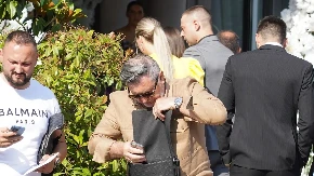 Majku smestio u dom, a ženi prepisao sve što ima! Pevač 20 godina mlađoj supruzi ostavio svu imovinu: "Volim je najviše na svetu"
