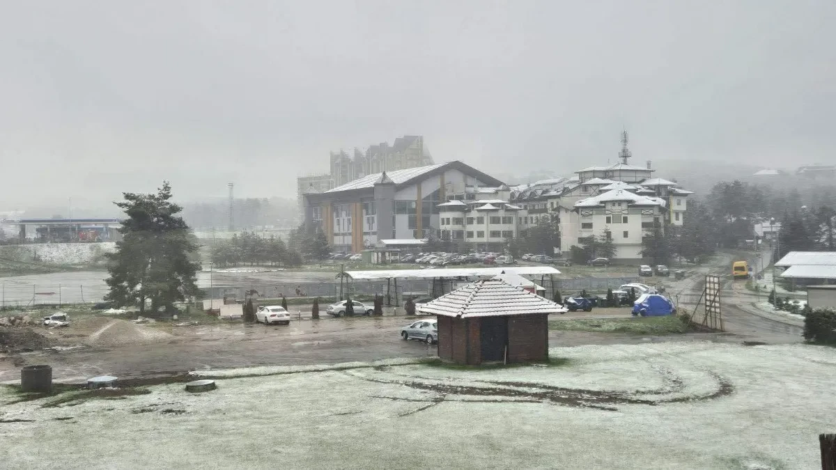 Veje sneg na Zlatiboru! Zimska slika pred Prvi maj, sve se beli! (FOTO)