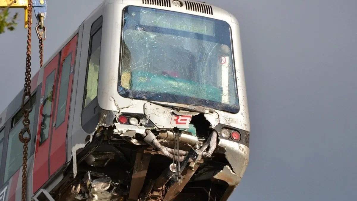 VOZ ISKOČIO IZ ŠINA U AUSTRIJI: Hiljade putnika zaglavljeno!