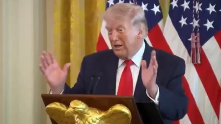 Tramp kaže, lako je - "Otvorimo moreuz, uzmemo naftu i obogatimo se"