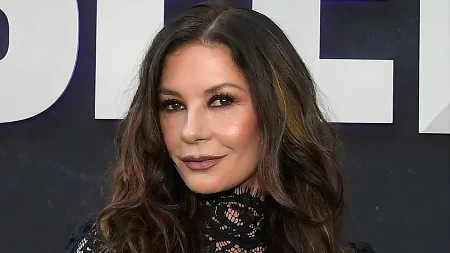 Traže krštenicu, kad čuju koliko godina ima! Ketrin Zita Džouns zbog ove ishrane ima telo iz snova