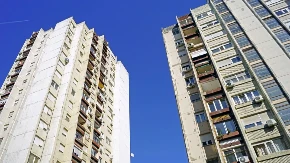 DRAMA U ZGRADI U CIK ZORE: Zbog tuširanja mu komšija pokucao na vrata, USLEDIO HAOS!