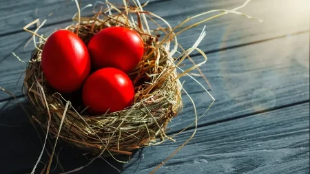USKRŠNJA JAJA u manastirima i crkvama imaju posebnu nijansu zbog JEDNE BILJKE: Ovo im daje NAJLEPŠU CRVENU BOJU - evo kako se koristi i koliko košta