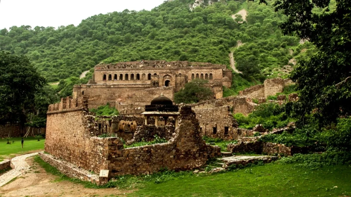 NEUGLEDNA RUINA KRIJE MRAČNU TAJNU Ovde je zabranjeno dolaziti NOĆU, a stara legenda ledi krv - evo šta se dešava unutar zidina