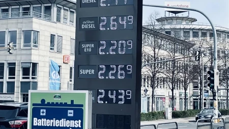 DIVLJAJU CENE GORIVA U NEMAČKOJ Na pumpama redovi, a u Srbiji - sipaj i ne pitaj zahvaljujući merama države!