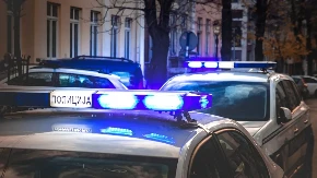 BEŽAO OD POLICIJE, PA NAPRAVIO KARAMBOL Zaplenjeno 700 pari obuće, uhapšen vozač