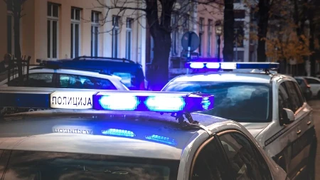 BEŽAO OD POLICIJE, PA NAPRAVIO KARAMBOL Zaplenjeno 700 pari obuće, uhapšen vozač