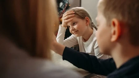 Ne trčite za njima, ostavite ih na miru! Evo gde roditelji najčešće greše kod odgajanja dece, ovo je jako važno za njihovu samostalnost