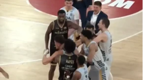 SKANDAL U FRANCUSKOJ Žestoka tuča na utakmici Monaka, košarkaš završio krvav (VIDEO)