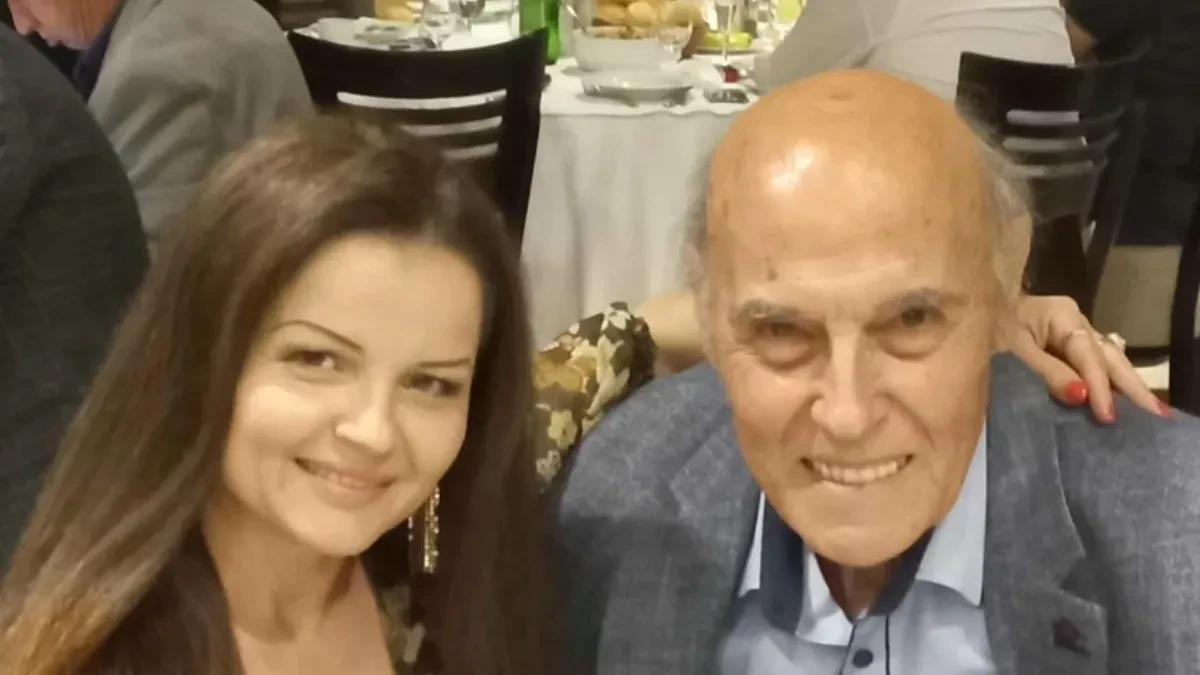 SRPSKI PEVAČ (88) U VEZI SA 41 GODINU MLAĐOM: "Mojoj deci nije bilo prijatno, ali svako uređuje svoj život"