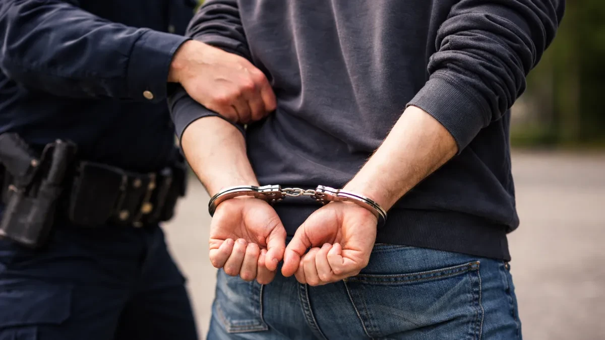 KAD SU OTVORILI GEPEK, ODMAH SU MU STAVILI LISICE NA RUKE! Uhapšen državljanin Severne Makedonije