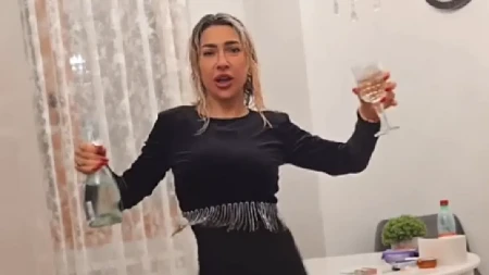 JOVANA JEREMIĆ LUDUJE NA ZLATIBORU! Mokra i sa šampanjcem u ruci: "Ceo dan u akciji" (VIDEO)