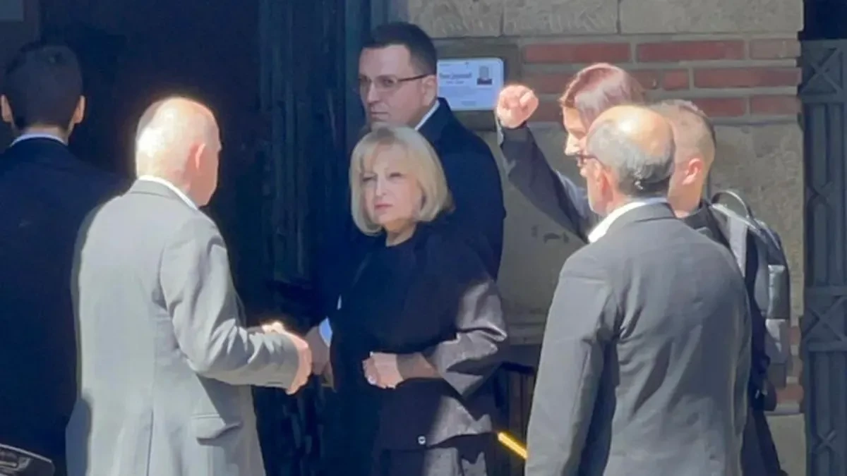 SLAVICA ĐUKIĆ DEJANOVIĆ STIGLA NA NOVO GROBLJE Ovde će počivati suprug Ranko (FOTO)