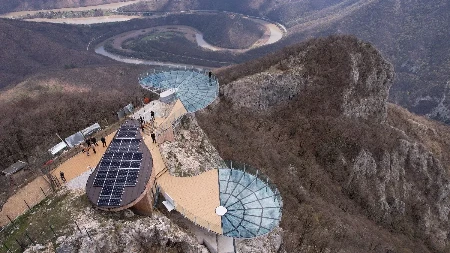 Ovo nije kanjon Kolarada - ovo je Srbija: Prošetali smo staklenim čudom na vrhu Kablara i osećaj je neverovatan