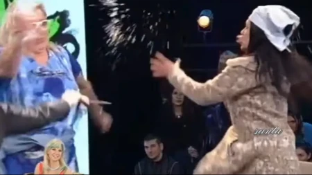 TUČA NAŠIH PEVAČICA U PROGRAMU UŽIVO Dušica Jakovljević umalo povređena, letele stolice, nastao skandal! (FOTO)