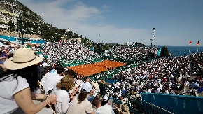 OVAJ ČOVEK NE ZNA GDE BIJE Eliminisan trostruki šampion
