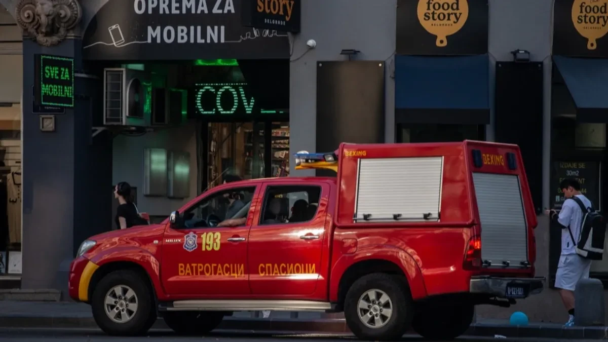 AUTO IZGOREO KOD VLADIČANSKOG DVORA! Vatrogasci na terenu 
