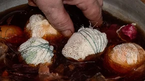 Ako se boja uhvati, ovo skida sve, neće ostati ni trunka: Kako očistiti šerpu posle farbanja jaja?