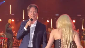 U JAVNOSTI LJUBI 33 GODINE MLAĐU PLAVUŠU Čola zgrabio koleginicu, pa je svima predstavio (VIDEO) 