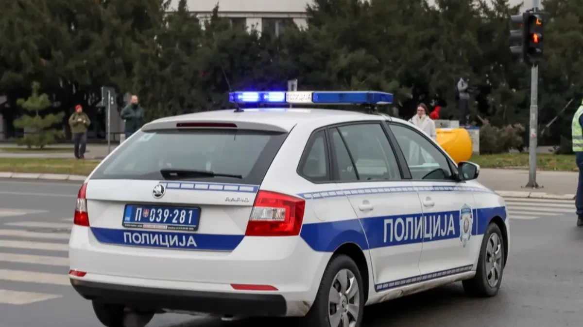 NOŽEM NASRNUO NA PAR U CENTRU Policija sprečila tragediju u Obrenovcu