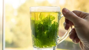 LJUDI SVE VIŠE PIJU OVAJ NAPITAK Tvrde da čini čuda za zdravlje i energiju, a pravi se od biljke koju ćete lako naći u svom dvorištu
