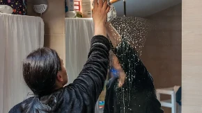 JEDNOSTAVAN TRIK KOJI NE OSTAVLJA TRAGOVE Zaboravite na kružne pokrete dok čistite ogledalo, samo na OVAJ način će biti skroz čisto