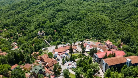 Najlekovitija voda u Srbiji? Ova banja nudi smeštaj od 10€ i privlači sve više turista