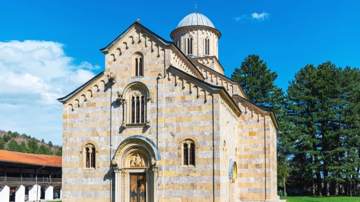 ČUDO U DEČANIMA: Kasetne bombe padale, manastir ostao netaknut (VIDEO)