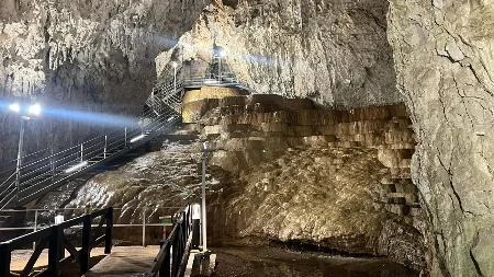 STALAKTITI I STALAGMITI FASCINIRAJU SVAKOG POSETIOCA Stopića pećina radiće produženo narednih dana