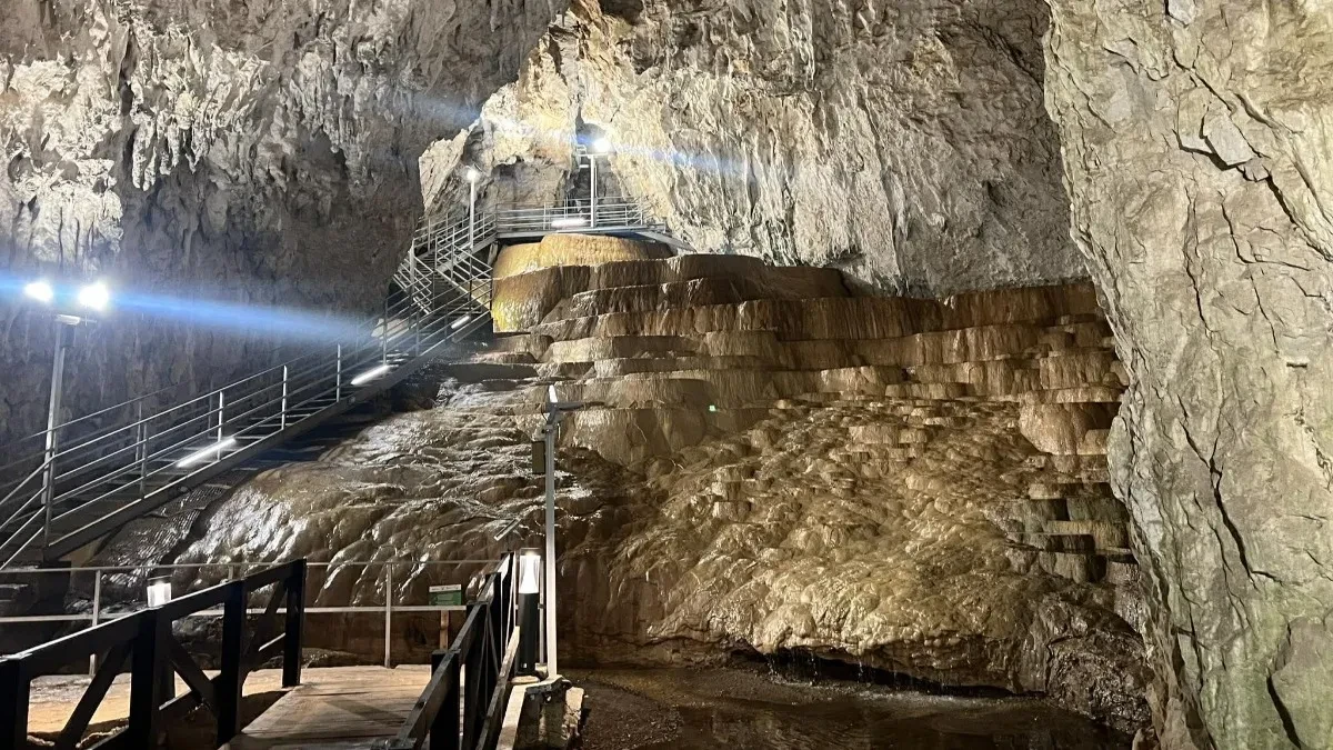 STALAKTITI I STALAGMITI FASCINIRAJU SVAKOG POSETIOCA Stopića pećina radiće produženo narednih dana