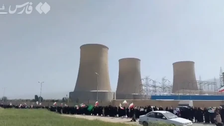 IRANCI FORMIRALI ŽIVI ŠTIT OKO ELEKTRANE! Goloruki prkose američkim bombama! (VIDEO)