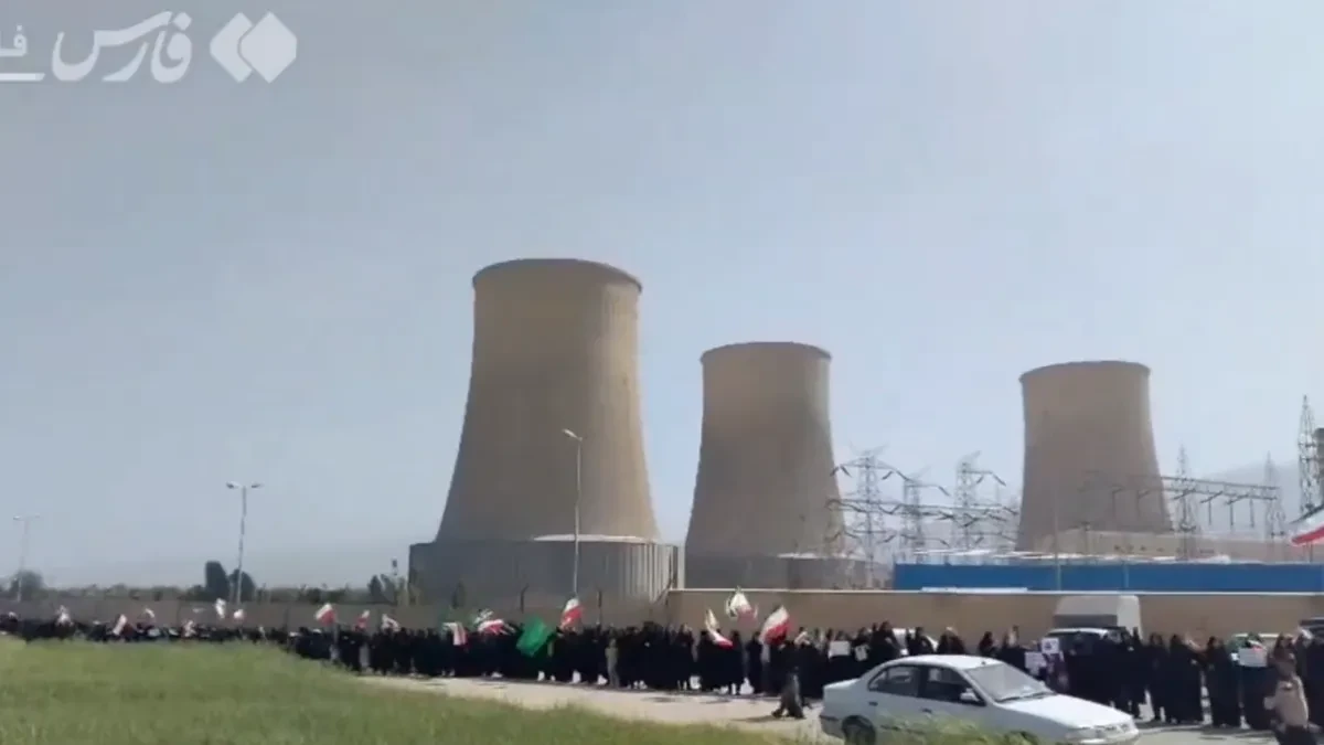 IRANCI FORMIRALI ŽIVI ŠTIT OKO ELEKTRANE! Goloruki prkose američkim bombama! (VIDEO)