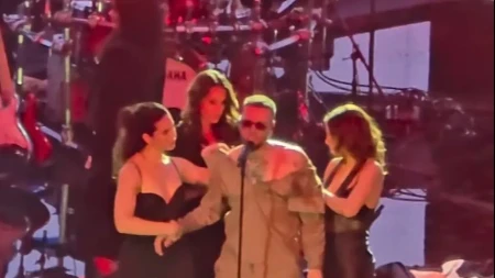 NAŠEG PEVAČA ŽENE SKINULE NA BINI, OSTAO SAMO U DONJEM VEŠU Bacaju odeću sa njega i dodiruju mu golo telo (VIDEO)