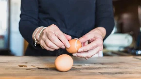 POSTOJE TRI KLJUČNA FAKTORA Evo zbog čega se neka jaja teže ljušte od ostalih