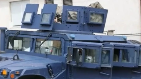 KURTIJEVA POLICIJA UPALA U DOMOVE U SEVERNOJ MITROVICI! Zbog raznošenja SRPSKE POŠTE poštare tretiraju kao NAJGORE KRIMILANCE