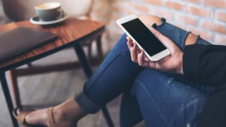 Sedite prekrštenih nogu? Evo da li tako uništavate kukove i kičmu - odgovor će vas zapanjiti