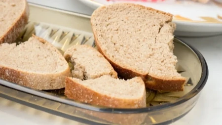 Ne bacajte hleb od juče: Samo ga poprskajte sa 2 kapi ove tečnosti i za 5 minuta biće mekan kao da je tek ispečen