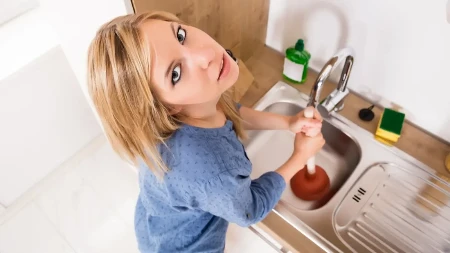 Otpušite sudoperu za 1 minut! Ma kakvo sirće i soda, sipajte ovo i odvod će proraditi!