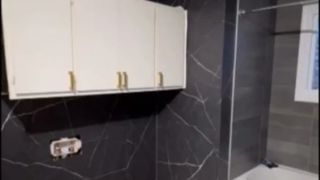 SVE VIŠE LJUDI UMESTO PLOČICA BIRA DRUGI MATERIJAL Jeftin, vodootporan i lako se postavlja