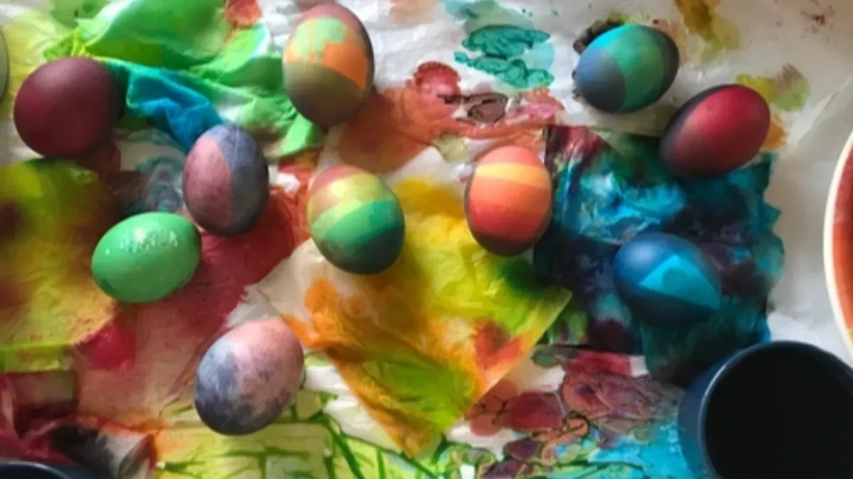 Vaskršnja jaja će biti kao slikarsko platno: Probajte farbanje jaja krep papirom, umetnost naših baka