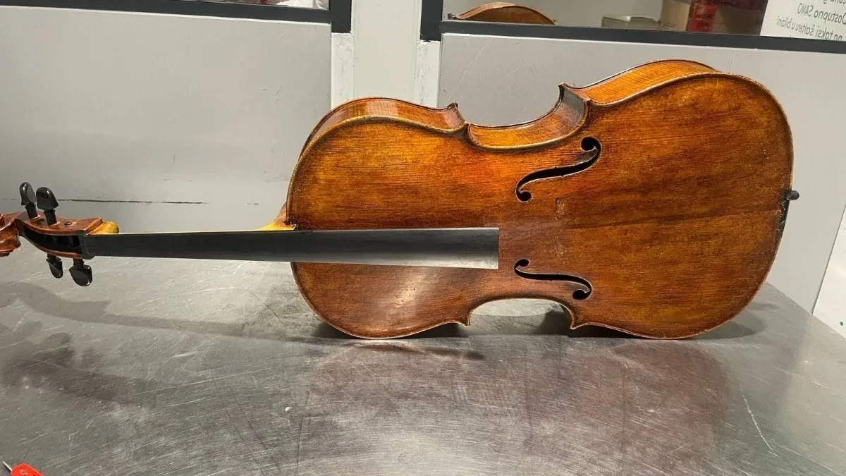 ŠOK NA AERODROMU Zaplenjena dva violončela iz 19. veka (FOTO GALERIJA)