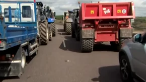 IRCI PROTESTUJU ZBOG CENA GORIVA Pozvana vojska da ukloni blokade!