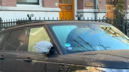 VOZAČI MASOVNO STAVLJAJU SKUPE TORBICE NA RETROVIZORE Ovo još niste videli - šokiraćete se kada saznate razlog