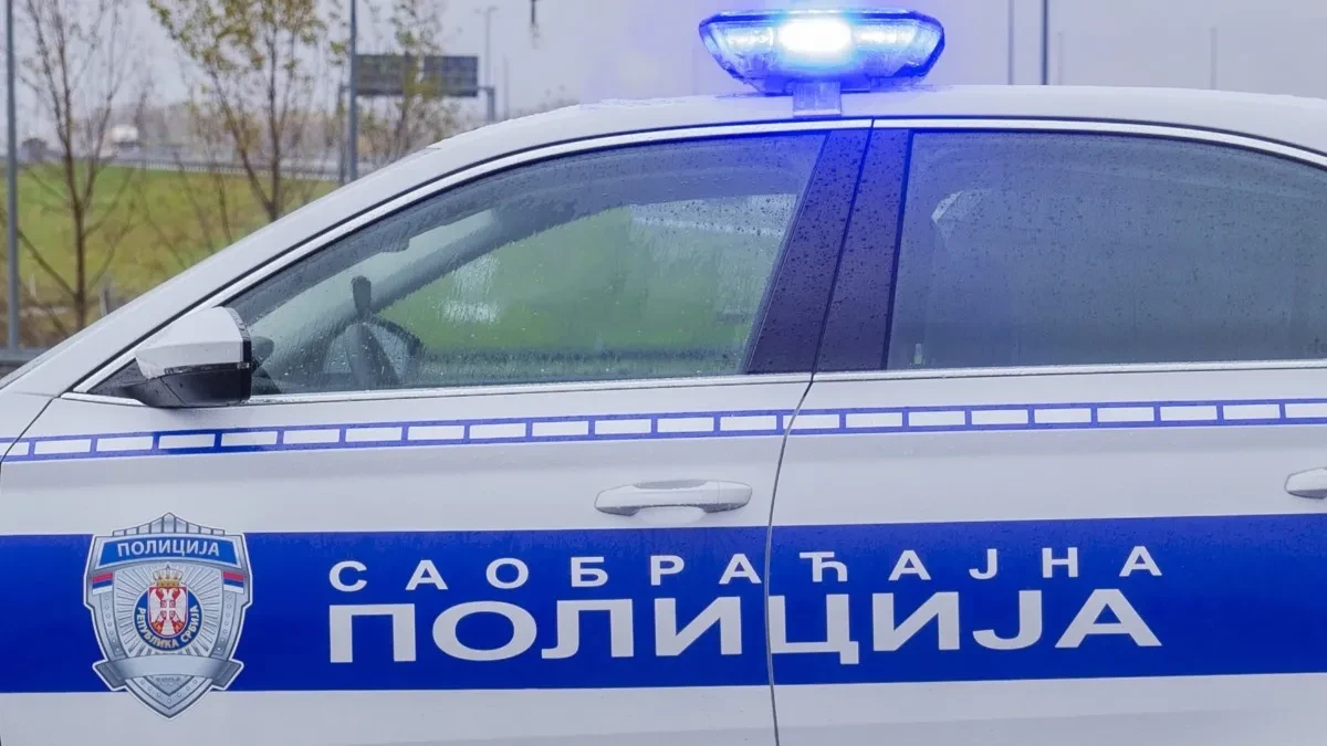 TEŠKA NESREĆA KOD LAPOVA Automobil prevrnut na krov nasred puta, poznato da li ima stradalih