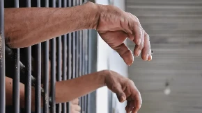 ODREĐEN PRITVOR OKRIVLJENOM ZA STRAVIČNO UBISTVO Zadavio ženu, pa njeno telo stavio u zamrzivač