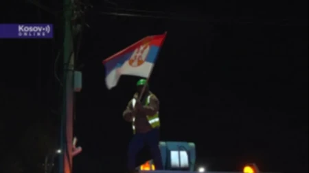 U GRAČANICI UKLANJAJU SRPSKE ZASTAVE UZ ASISTENCIJU POLICIJE Živić: Međunarodna zajednica da reaguje