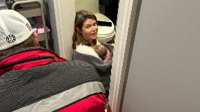 VODITELJKA SE PORODILA NA PODU U TOALETU! Hitna pomoć je odmah prevezla u bolnicu 